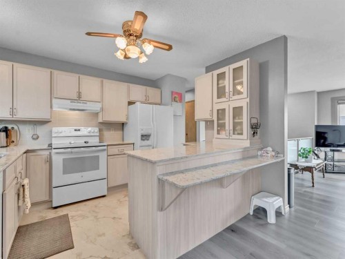 2 Rae Crescent Se, Medicine Hat, AB - Indoor Photo Showing Kitchen