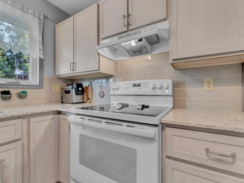 2 Rae Crescent Se, Medicine Hat, AB - Indoor Photo Showing Kitchen