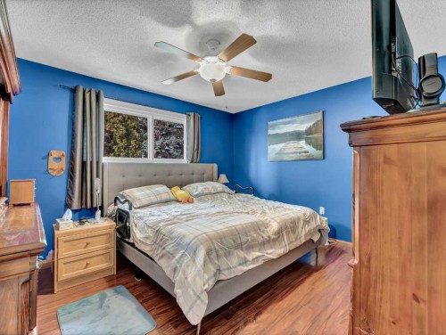 2 Rae Crescent Se, Medicine Hat, AB - Indoor Photo Showing Bedroom