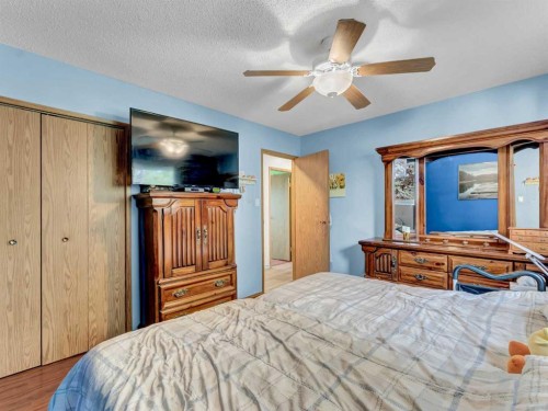 2 Rae Crescent Se, Medicine Hat, AB - Indoor Photo Showing Bedroom