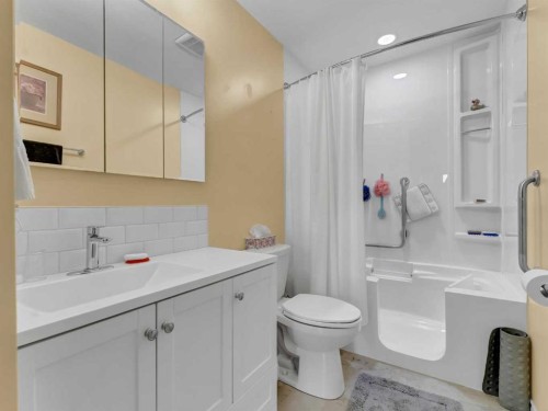 2 Rae Crescent Se, Medicine Hat, AB - Indoor Photo Showing Bathroom