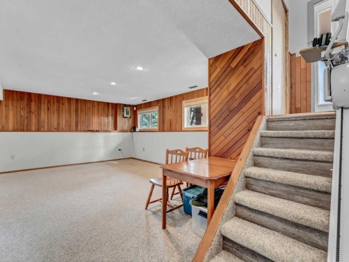 2 Rae Crescent Se, Medicine Hat, AB - Indoor Photo Showing Other Room