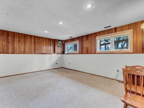 2 Rae Crescent Se, Medicine Hat, AB - Indoor Photo Showing Other Room