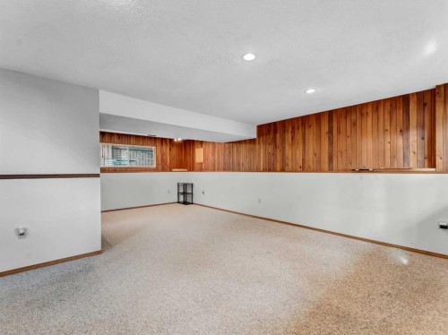 2 Rae Crescent Se, Medicine Hat, AB - Indoor Photo Showing Other Room