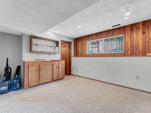 2 Rae Crescent Se, Medicine Hat, AB - Indoor Photo Showing Other Room