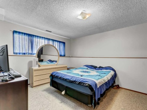 2 Rae Crescent Se, Medicine Hat, AB - Indoor Photo Showing Bedroom