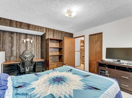 2 Rae Crescent Se, Medicine Hat, AB - Indoor Photo Showing Bedroom