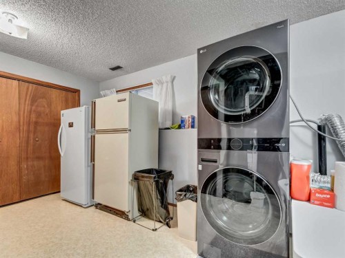 2 Rae Crescent Se, Medicine Hat, AB - Indoor Photo Showing Laundry Room