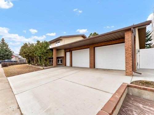 2 Rae Crescent Se, Medicine Hat, AB - Outdoor With Exterior