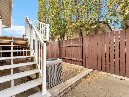 2 Rae Crescent Se, Medicine Hat, AB - Outdoor With Exterior