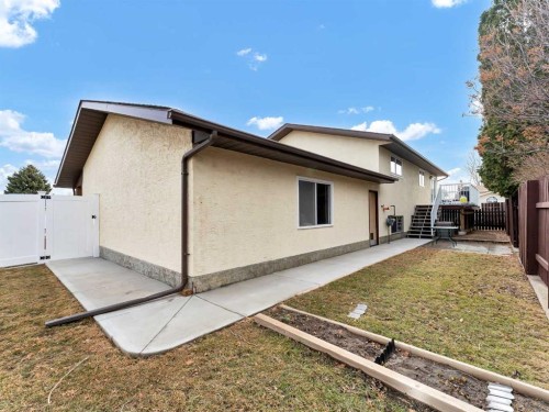 2 Rae Crescent Se, Medicine Hat, AB - Outdoor With Exterior