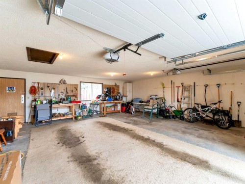 2 Rae Crescent Se, Medicine Hat, AB - Indoor Photo Showing Garage