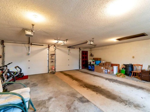 2 Rae Crescent Se, Medicine Hat, AB - Indoor Photo Showing Garage