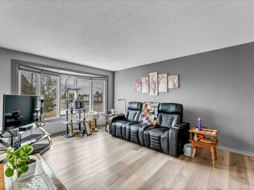 2 Rae Crescent Se, Medicine Hat, AB - Indoor Photo Showing Living Room
