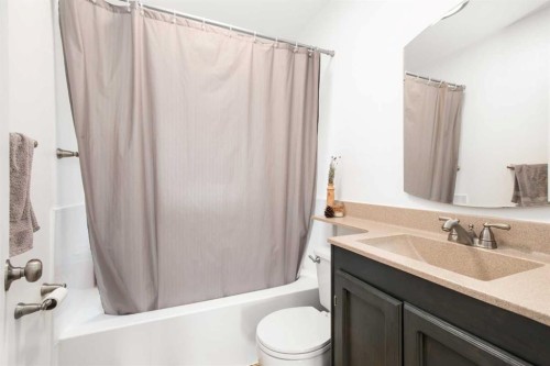 803 2 Avenue West, Foremost, AB - Indoor Photo Showing Bathroom