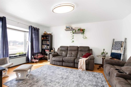 803 2 Avenue West, Foremost, AB - Indoor Photo Showing Living Room