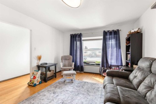803 2 Avenue West, Foremost, AB - Indoor Photo Showing Living Room