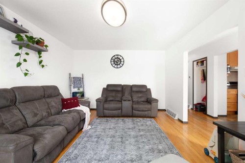 803 2 Avenue West, Foremost, AB - Indoor Photo Showing Living Room