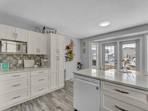 416 Redcliff Way Se, Redcliff, AB - Indoor Photo Showing Kitchen