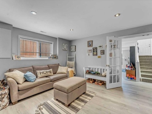 416 Redcliff Way Se, Redcliff, AB - Indoor Photo Showing Living Room