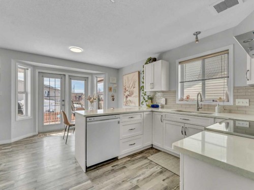 416 Redcliff Way Se, Redcliff, AB - Indoor Photo Showing Kitchen