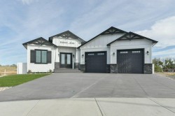 45 Hamptons Gate SE Medicine Hat, AB T1B 0N7