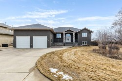 3095 Cottonwood Way SW Medicine Hat, AB T1B 4J6