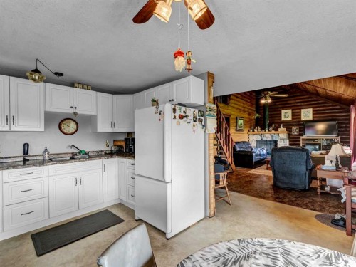 12228 Range Road 64, Rural Cypress County, AB - Indoor Photo Showing Kitchen With Double Sink