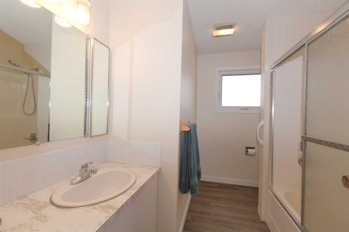 396 8 Street, Dunmore, AB - Indoor Photo Showing Bathroom