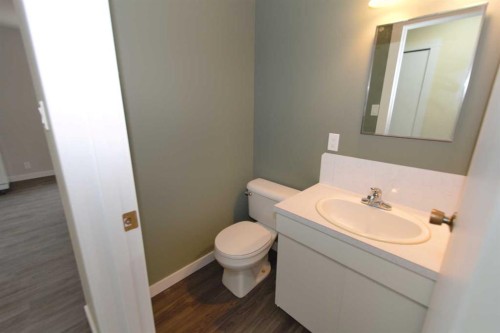 396 8 Street, Dunmore, AB - Indoor Photo Showing Bathroom
