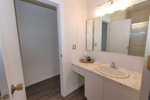 396 8 Street, Dunmore, AB - Indoor Photo Showing Bathroom