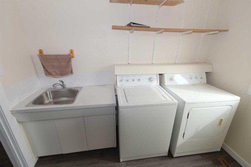 396 8 Street, Dunmore, AB - Indoor Photo Showing Laundry Room