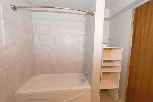 396 8 Street, Dunmore, AB - Indoor Photo Showing Bathroom