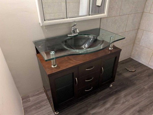 396 8 Street, Dunmore, AB - Indoor Photo Showing Bathroom