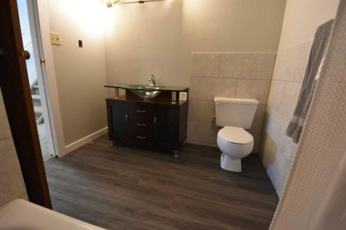 396 8 Street, Dunmore, AB - Indoor Photo Showing Bathroom