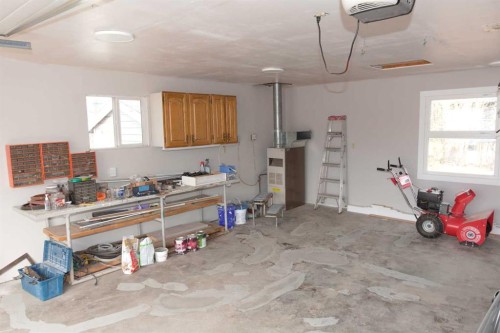 396 8 Street, Dunmore, AB - Indoor Photo Showing Garage