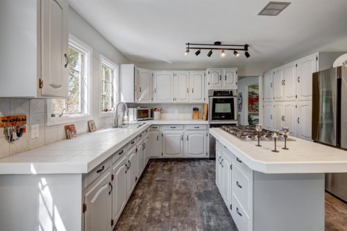 150 9 Street Nw, Drumheller, AB - Indoor Photo Showing Kitchen