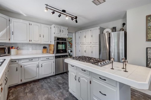 150 9 Street Nw, Drumheller, AB - Indoor Photo Showing Kitchen