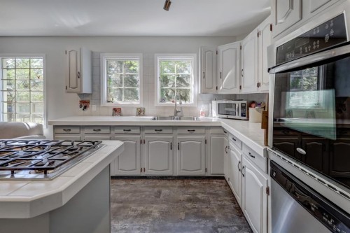 150 9 Street Nw, Drumheller, AB - Indoor Photo Showing Kitchen With Double Sink