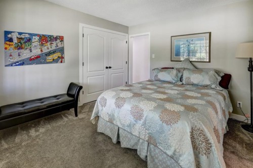 150 9 Street Nw, Drumheller, AB - Indoor Photo Showing Bedroom