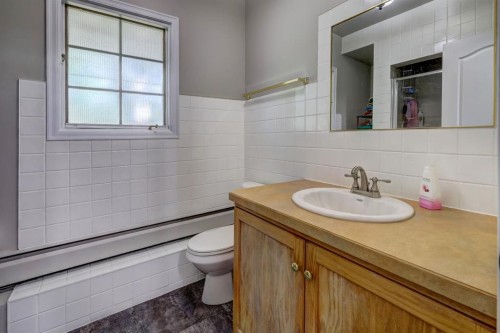 150 9 Street Nw, Drumheller, AB - Indoor Photo Showing Bathroom