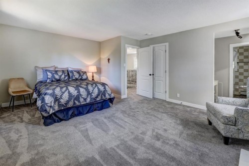 150 9 Street Nw, Drumheller, AB - Indoor Photo Showing Bedroom