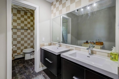 150 9 Street Nw, Drumheller, AB - Indoor Photo Showing Bathroom