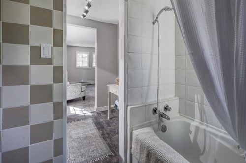 150 9 Street Nw, Drumheller, AB - Indoor Photo Showing Bathroom