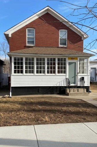 823 4 Street SE Medicine Hat, AB T1A 0L5