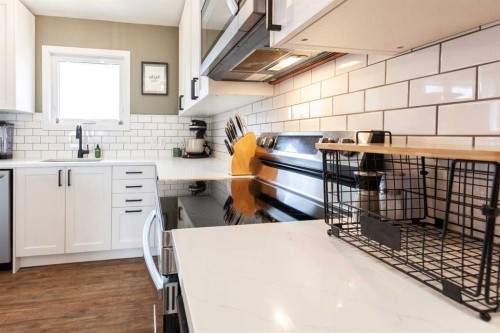 112 Railway Avenue West, Schuler, AB - Indoor Photo Showing Kitchen With Upgraded Kitchen