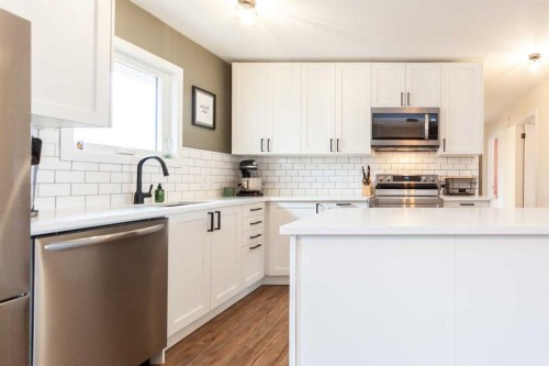 112 Railway Avenue West, Schuler, AB - Indoor Photo Showing Kitchen With Upgraded Kitchen
