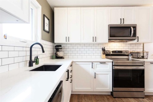 112 Railway Avenue West, Schuler, AB - Indoor Photo Showing Kitchen With Upgraded Kitchen