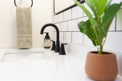 112 Railway Avenue West, Schuler, AB - Indoor Photo Showing Bathroom