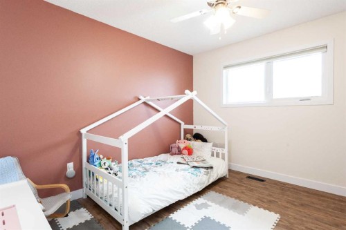 112 Railway Avenue West, Schuler, AB - Indoor Photo Showing Bedroom